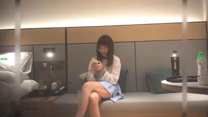 91沈先生探花第二場約了個挺嫩眼鏡萌妹啪啪，口交上位騎乘後入抽插大力猛操《無修正.偷拍