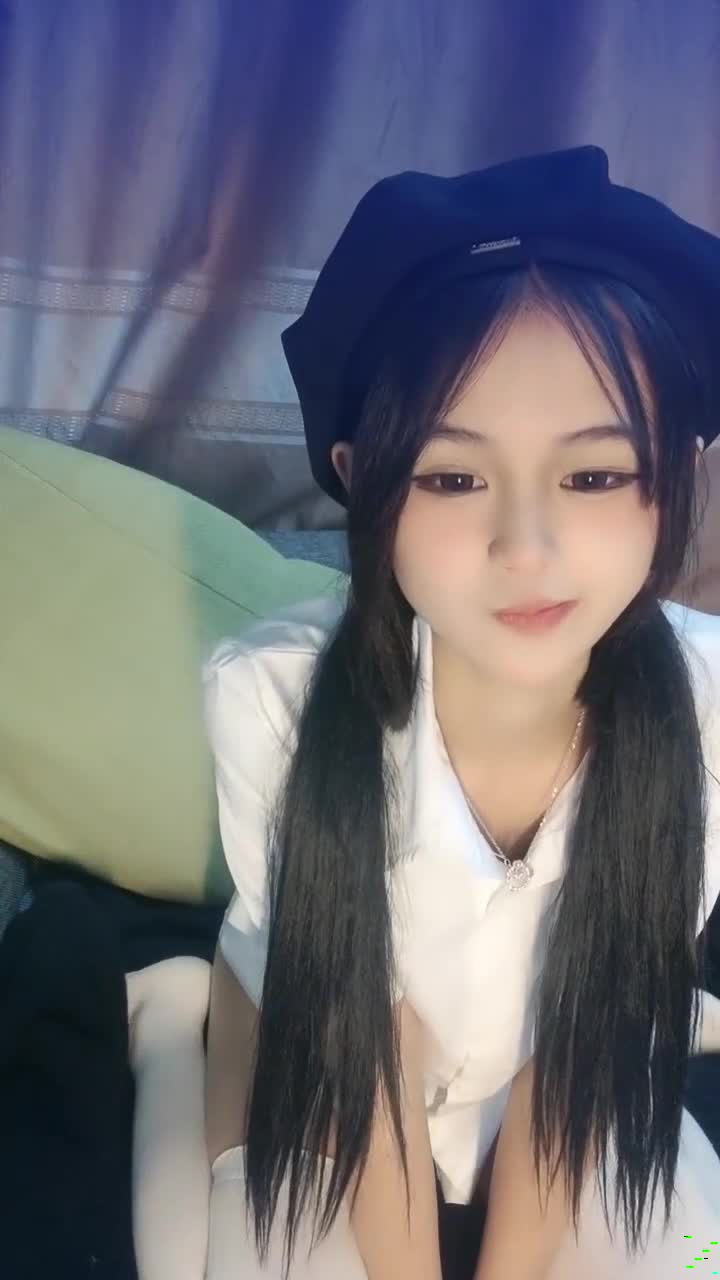 清純雙馬尾嫩妹妹！較小身材騷的很！翹起雙腿白襪子，揉搓小穴擺弄姿勢，翹起美臀搖擺，極度誘惑