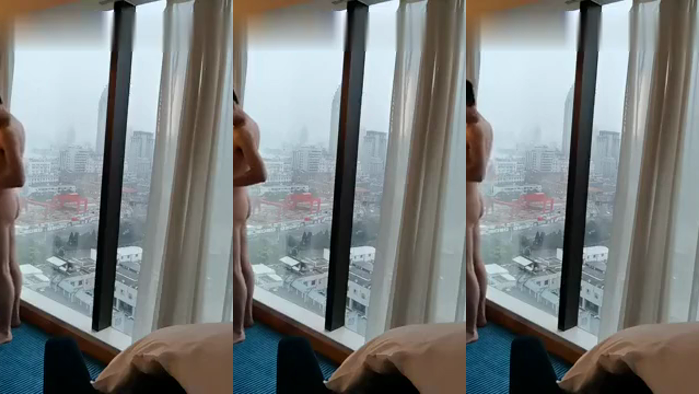 二代小伙子帶著女友上高級飯店開房啪啪，落地窗前邊俯瞰城市景色邊幹人真懂得享受