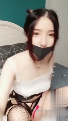 穿著薄紗網襪的漂亮小姐姐-1，雙腿開開自己搞小穴邊幫男友擼硬硬~