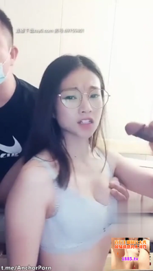 應觀眾要求漂亮的眼鏡女孩被兩男輪番操之後繼續自慰到觀眾滿意