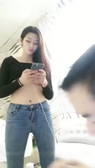 老哥越南約了個高顏值苗條妹子再來第二炮 騎乘後入站立抽插大力猛操非常誘人