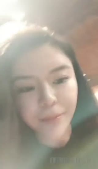 和閨蜜到理髮店做造型時故意掀開裙子勾引理髮師
