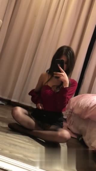 [黑絲襪的誘惑] 楊晨晨超性感鏡前挑逗自拍~半裸的酥胸讓人遐想無比~