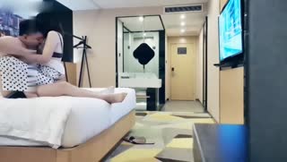威猛先生約炮超棒身材小姐姐開房 跪舔口活無套猛操 騎乘很會扭動