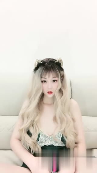白皙美艷直播主自慰誘惑，輪流用跳蛋假屌喂嫩穴