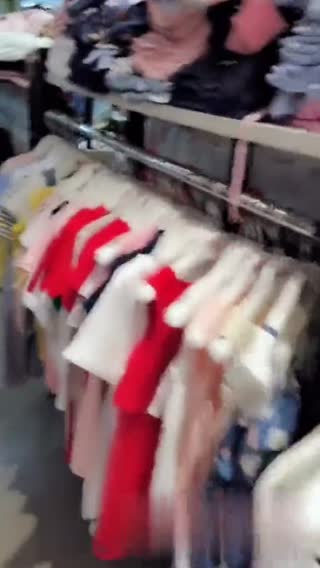 知名服飾品牌遭殃!出外痒痒了怎麼辦~直接衝進更衣室狂咬一波~光也還不夠當然還要直接無套猛上!!