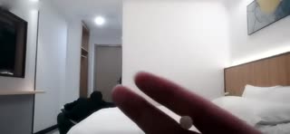 酒店約外圍偷拍屌哥帶粉絲給上門的妹子加錢說服她一塊玩3P