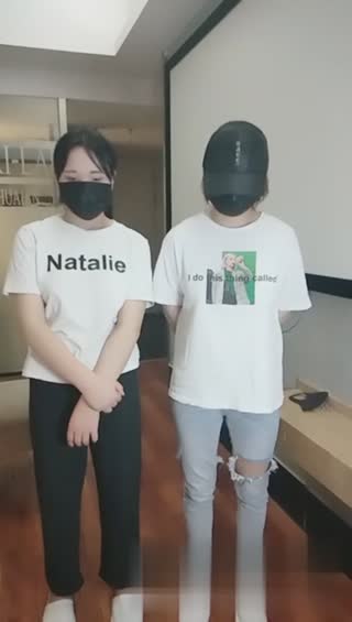 牛人調教!!兩個年輕妹子乖巧上鉤~一個口令一個動作!!站著玩夠了就躺下來操!!