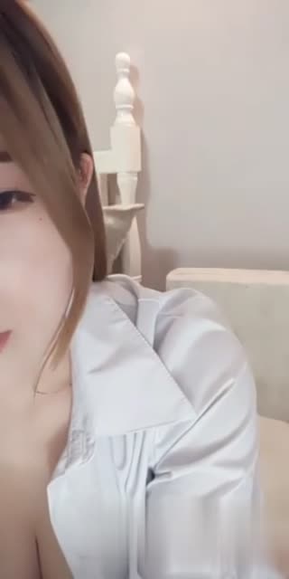 [黑絲襪的誘惑] 豐滿護士兼職主播依依~自慰大秀準備開車!!穿著黑絲襪先跳個開場舞~之後拿起假屌猛插~超淫蕩~