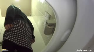 極品黑絲女下班尿急WC近景特寫偷拍雙洞紅粉超刺激