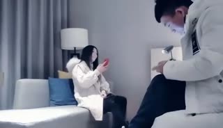 男魔小天約了個白色外套長裙少婦