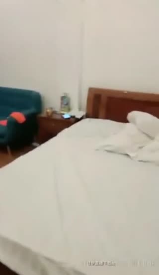 出擊邊境縣城 兩個老鐵搭訕隔壁台吃宵夜的小姐勾搭上了帶回家