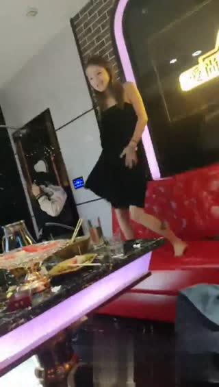 性感美女和2男在KTV包廂里多人運動，邊被操還能邊唱歌真是奇才～