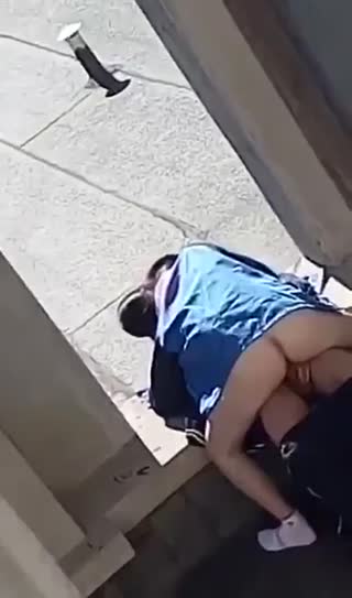 現在的學生都這麼敢玩的嗎 白天直接在外面做愛 女學生還觀音坐蓮的玩