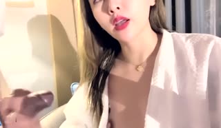 高顏質美女直播，忙著看鏡頭跟互動，能不能專心一點啊!不能仗著人美就這樣啊~