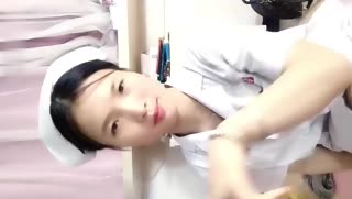 淫亂看護婦下班開色直播賺外快