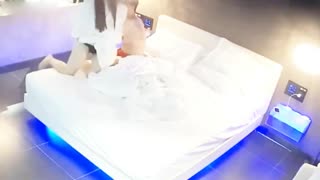 網絡攝像頭偷窺系列：脫掉內褲坐上去就干,叫的真大聲
