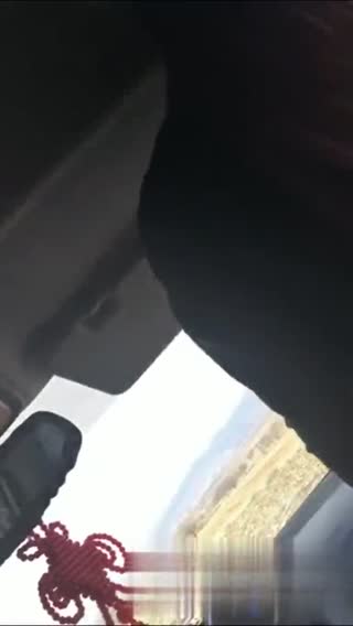 小情侶驅車前往杳如人煙的郊區~直接野戰和車震!!沒人的地方就是爽~身體接觸大刺然的感覺真棒~