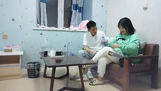 小伙約操00後嫩妹，沙發摳穴乳房粉嫩堅挺，啪啪後入正是精神充沛之時，