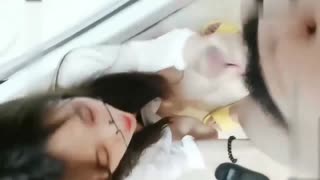帶眼鏡的斯文浪女給大哥深喉口交，吸吮著大哥手指自己掰著騷逼給大哥抽插，讓大哥射在小嘴裡模樣好騷啊國產