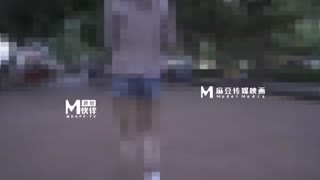 國產AV佳作麻豆導演系列-街頭搭訕在讀女大學生 名為拍攝寫真實則縱情啪啪