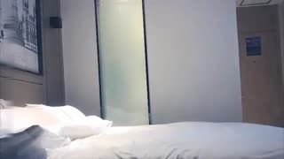 沈先生約了個短裙妹子，抬腿側入抽插猛操