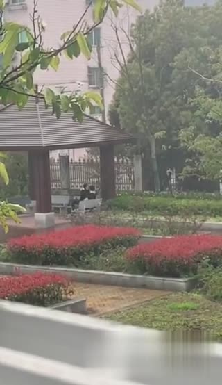 重慶情侶檔超熱血~下雨天直接在涼亭啪起來!!完全不怕路人看~