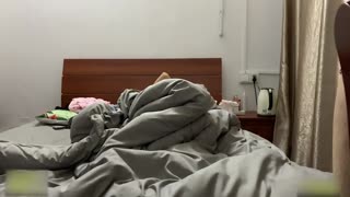 小伙出租屋干漂亮小女友不讓錄 小伙偷著錄的完美露臉 原檔高清完整版