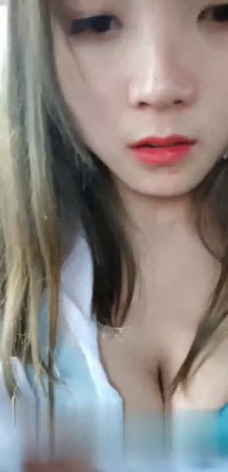 美乳妹子和男友尋刺激，在鄉村馬路上和男友車震，路人都看呆了～