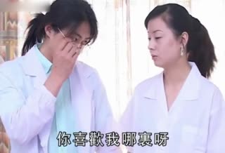 國產經典搞笑劇情演繹國模娜娜主演被長毛猥瑣眼鏡流氓醫生潛規則體位玩的相當牛逼
