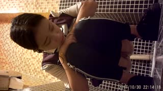 衛生間偷拍顏值極美的商場導購如廁