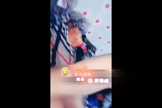 青春期的兄妹趁父母不在家玩亂倫