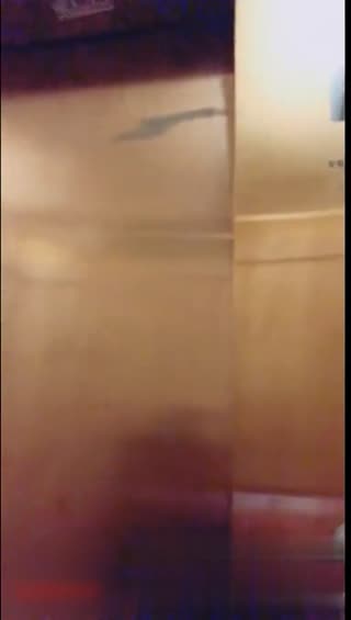 對面的鄰居操過來~萌研研故意勾引鄰居~直接邀來沙發上激情啪啪!!
