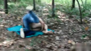 野外激啪樹林深處的白皙妹子~皮膚白皙被饑渴小伙子強行硬上激情四射~