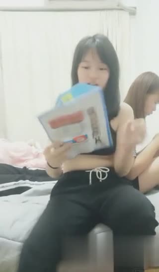 金鍊哥 把嫩妹子晾在一旁~只挑了其中一個來玩~真的很壞!!