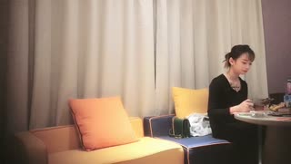 「我好痛,你別太用力了,真的太大了」,清純白嫩的漂亮小美女被大屌男乾的直求饒,哭了還在干她.國語!