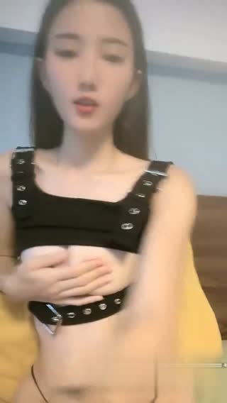 長發苗條妹子直播露南半球，還邊淋浴邊摳無毛屄真誘惑~