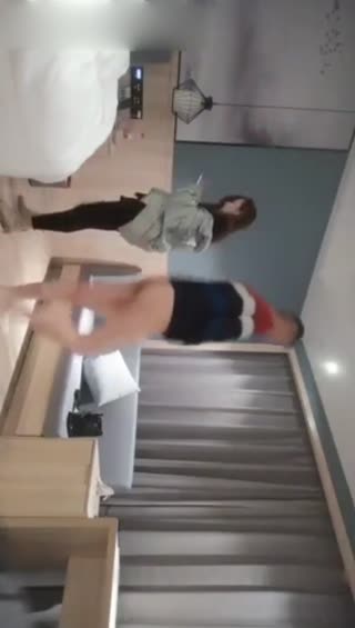 老哥約了個顏值不錯豐滿少婦，穿上情趣裝調情