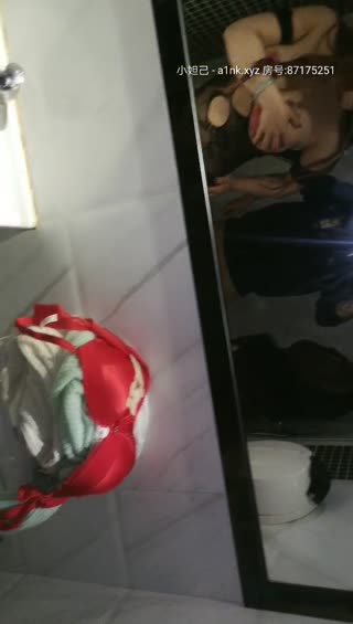 KTV洗手間玩3P