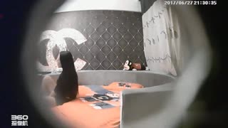 情趣飯店的激情流出!!把妹妹壓在床邊操~你逃不出我的手掌心!!