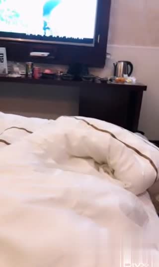學妹出錢想跟男友啪啪~邊看電視邊舔舔~口技超好讓男友爽到不行~