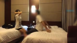 [黑絲襪的誘惑] 騷貨小女友~逼逼被操到好痛好痛~男友還是不停屌~只能默默地忍著痛被操QQ