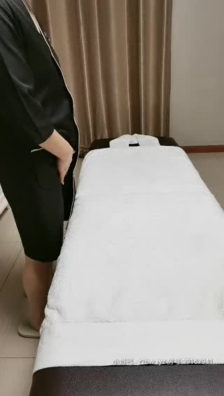 一男三女玩疊疊樂