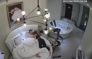 年輕小情侶睡前來一炮~大胸妹子先口口硬了才坐上去~