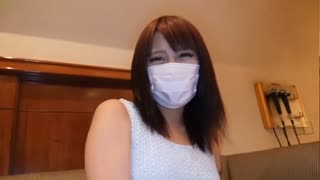 摘下口罩一看 有錢人玩的妞果真不一般
