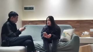 黃先生之今晚硬邦邦約了個黑色外套肥肥妹子，情趣裝黑絲椅子上特寫摸逼後入大力猛操