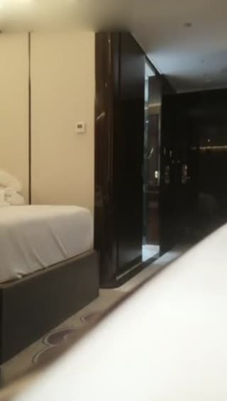 老哥探花約了個苗條花裙妹子TP啪啪 69口交上位騎乘大力猛操呻吟嬌喘大聲非常誘人