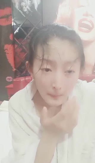 大叔套路個逼逼還沒長毛的零零後嫩妹子到情趣酒店浴缸啪啪屌太大妹子受不了嗷嗷叫