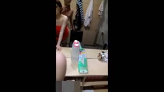 小情侶在球員休息室激啪一波~戴著兔子耳朵鏡子前淫蕩浪操~
